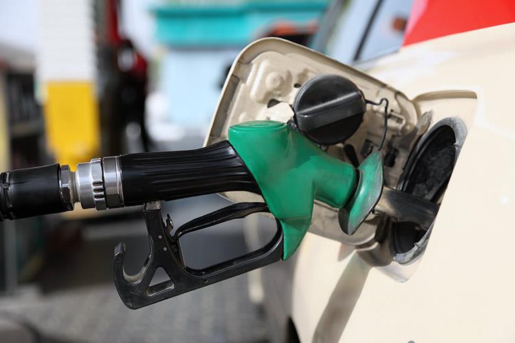 پیش بینی حذف کارت سوخت و بنزین دو نرخی در اصلاحیه بودجه 95/ سه شنبه 8 تیر
